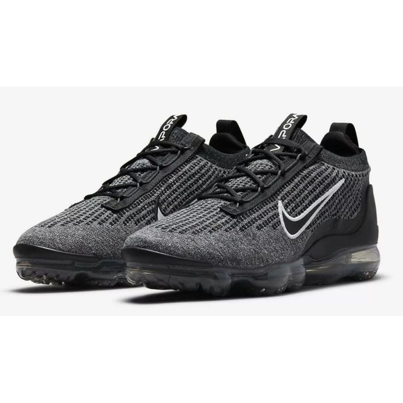 NIKE AIR VAPORMAX BLACK WHITE NEW NO BOX size boys size 8/5